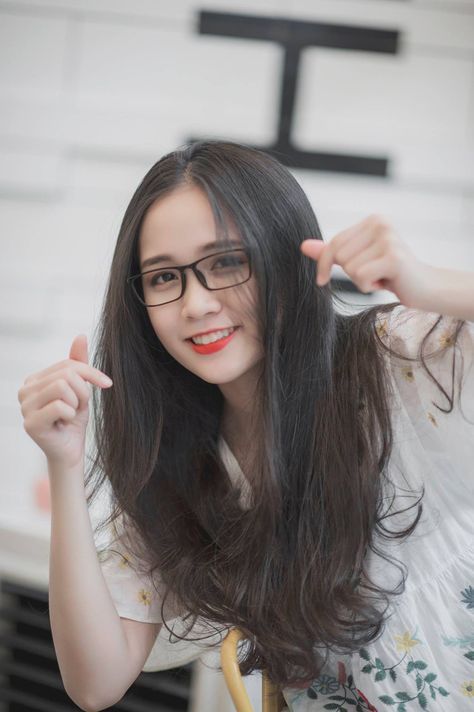 Hình ảnh gái xinh tóc dài đeo kính đẹp, dễ thương